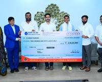 మహిళా క్రికెటర్ శ్రీచరణికి నగదు ప్రోత్సాహకం అందజేత