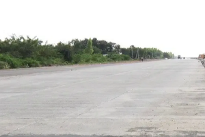 రహదారిపై విమానాల రన్‌వే !