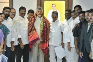 స్త్రీశక్తి పథకం అమలులో గుర్తింపు కార్డు నిబంధనలు తొలగించాలి : సీఎంకు ఇయు నాయకుల వినతి