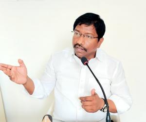 రాష్ట్ర సచివాలయ ఉద్యోగులకు ఇళ్ల స్థలాలు కేటాయించాలి