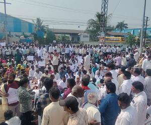 గ్రామ రెవెన్యూ సహాయకుల సమస్యలు పరిష్కరించాలి.